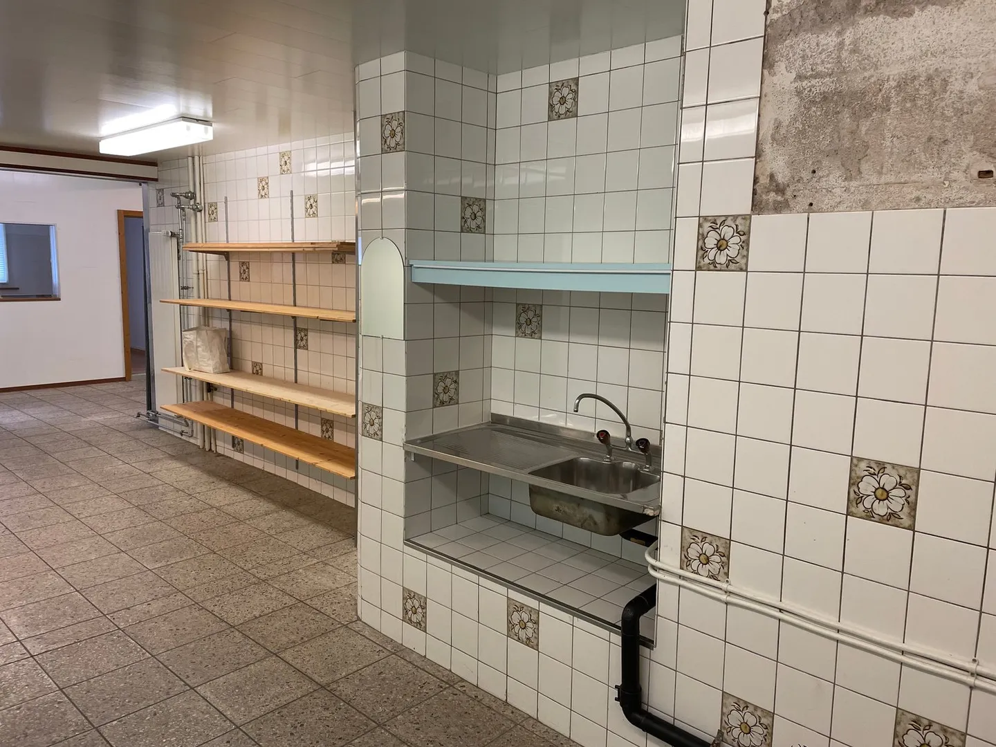 Spazio commerciale versatile nel centro di Altdorf - Foto 4 di 9