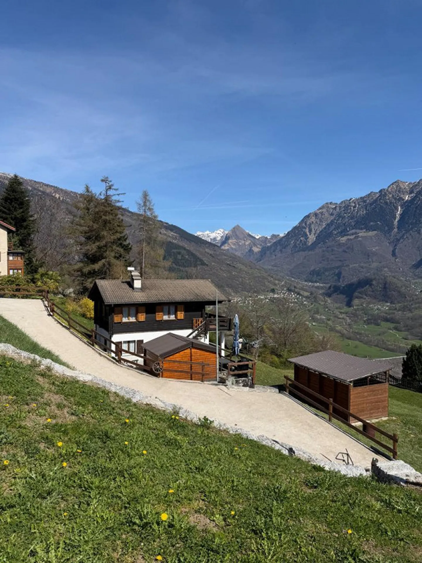 Chalet with two 3-room apartments, large building land in a very sunny location... - Photo 1 of 72