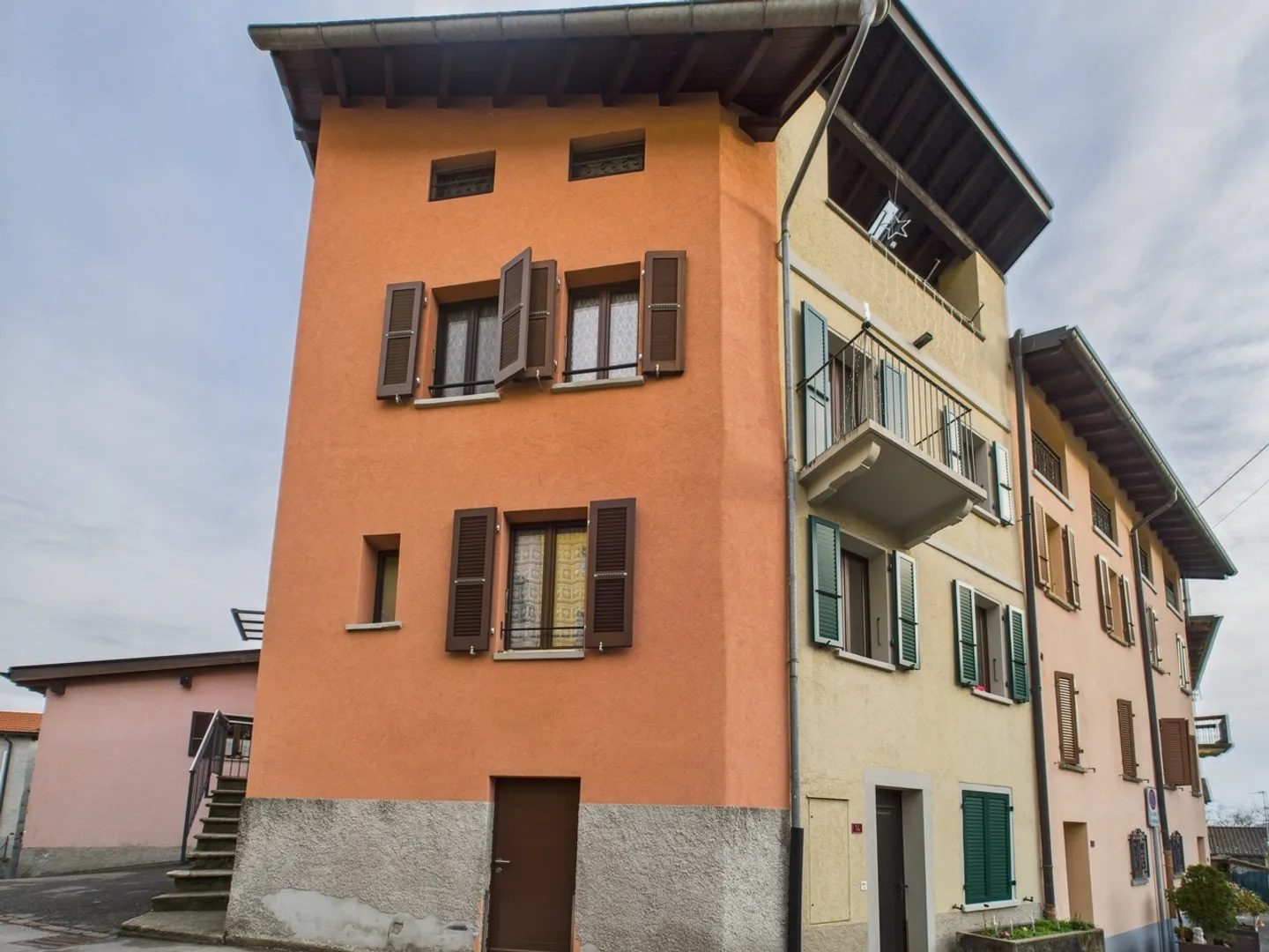 Spacious and bright independent terraced house with 5 rooms in Novaggio - Photo 1 of 11