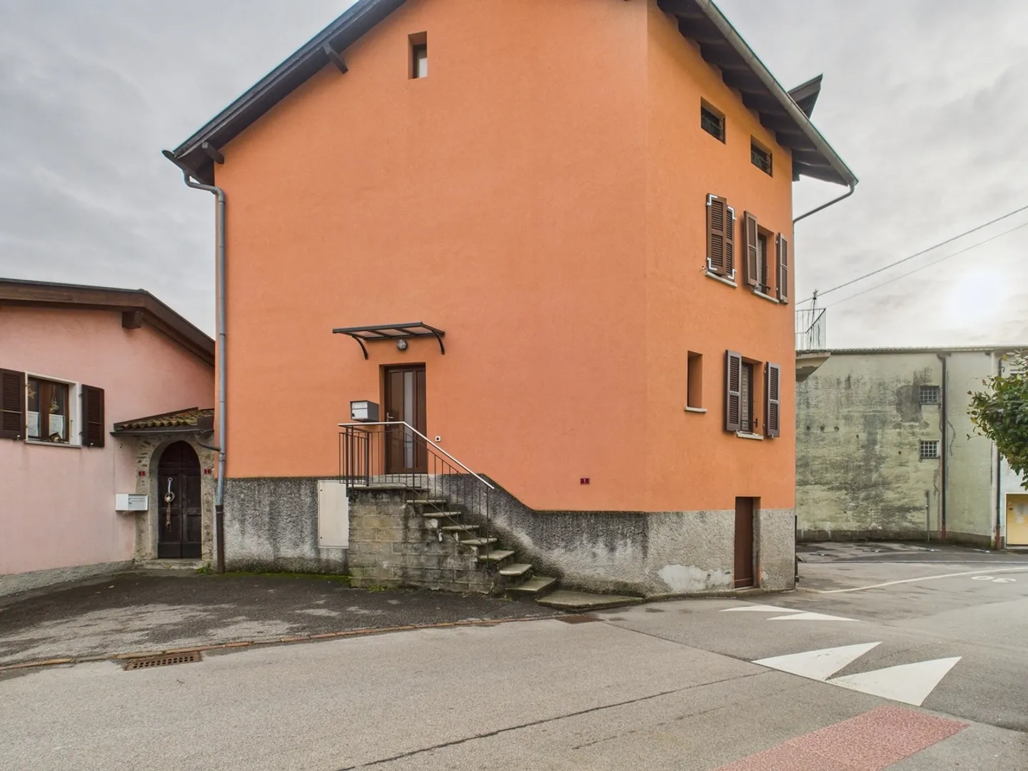 Spacious and bright independent terraced house with 5 rooms in Novaggio - Photo 2 of 11