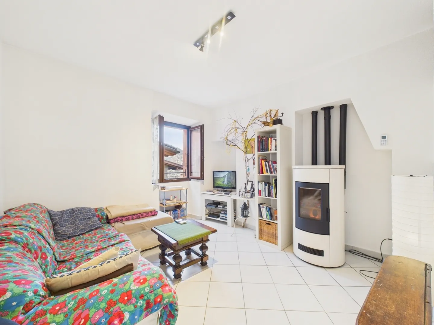 Spacious and bright independent terraced house with 5 rooms in Novaggio - Photo 4 of 11