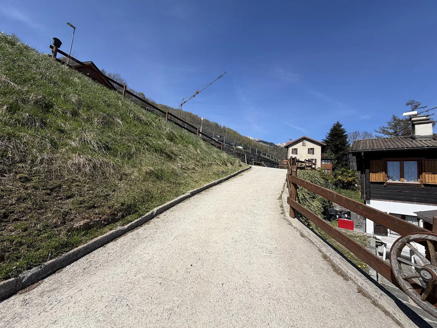 Chalet with two 3-room apartments, large building land in a very sunny location... - Photo 43 of 72