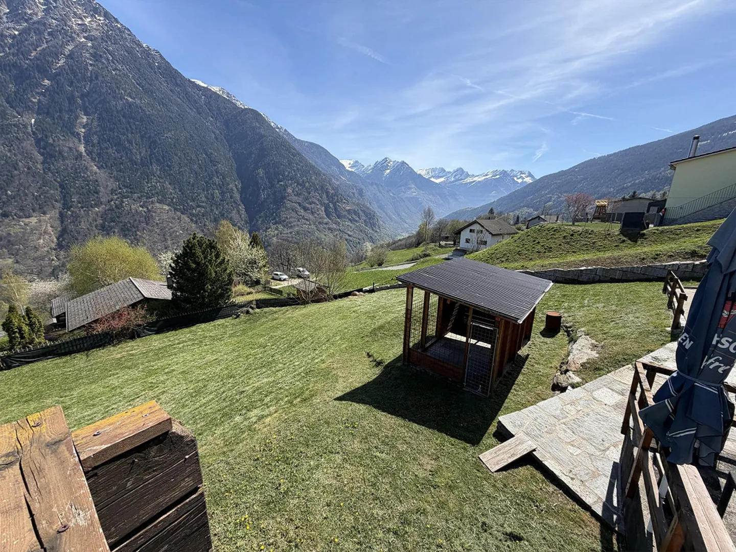 Chalet with two 3-room apartments, large building land in a very sunny location... - Photo 44 of 72