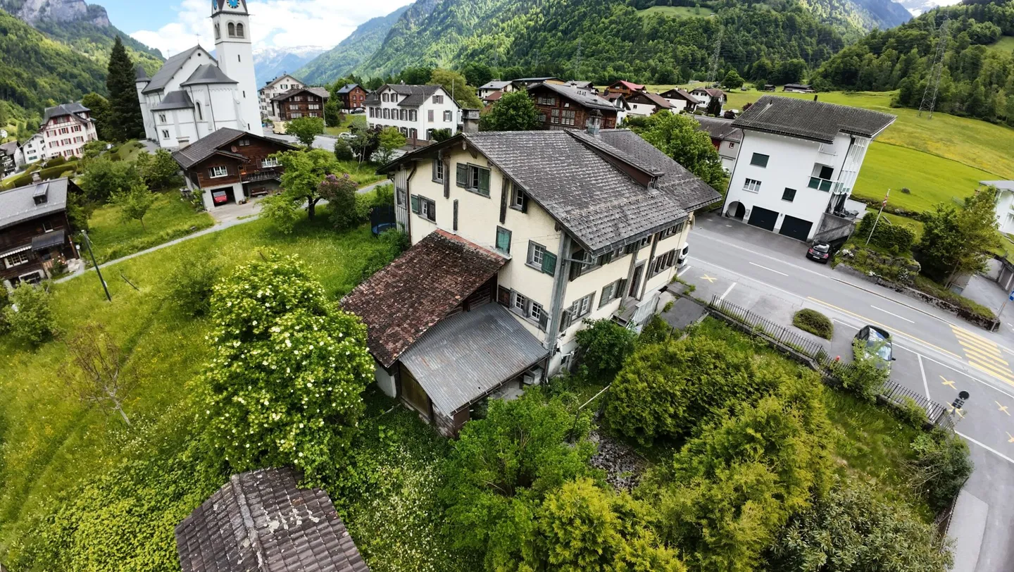 Assicurati ora questa affascinante casa plurifamiliare! - in una zona centrale del villaggio attraente - Foto 1 di 17