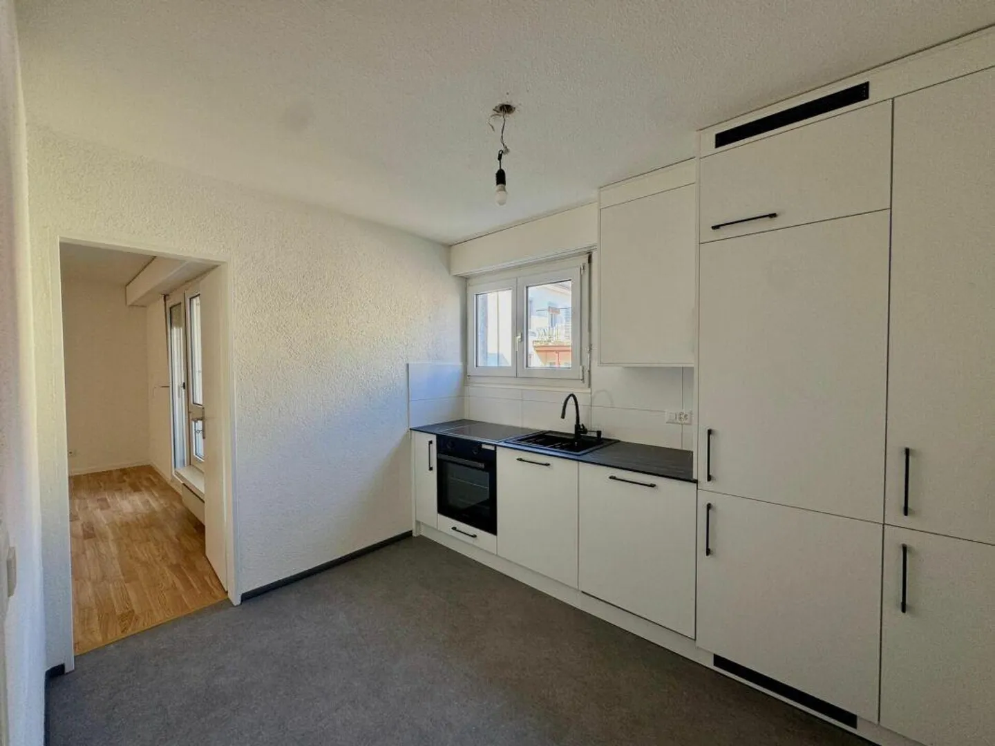 Bright and modern 3.5 room apartment for rent in the center - Photo 1 of 8