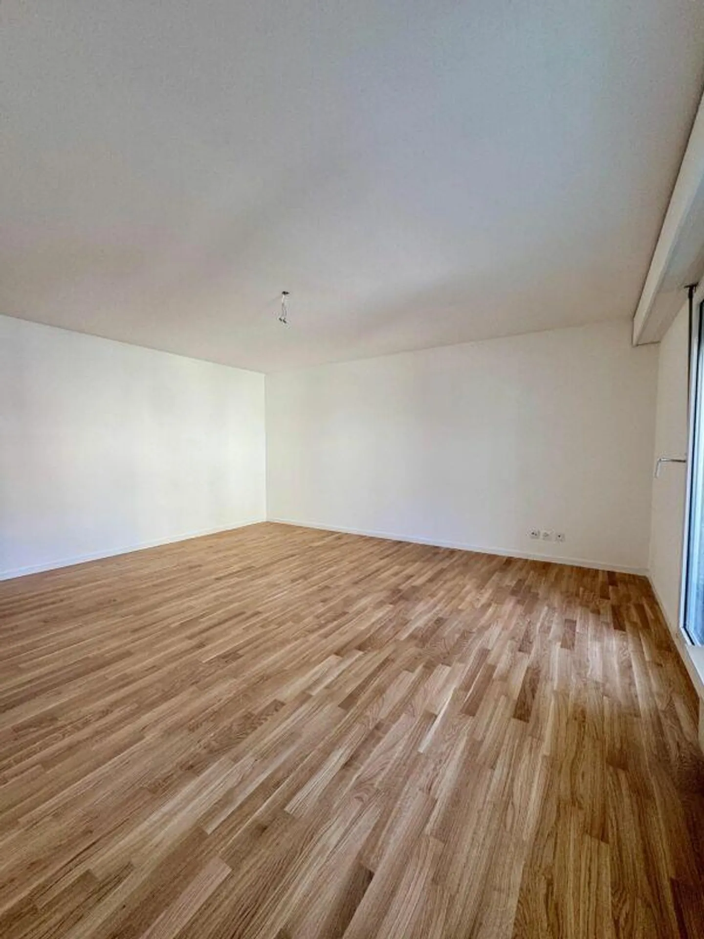 Bright and modern 3.5 room apartment for rent in the center - Photo 3 of 8