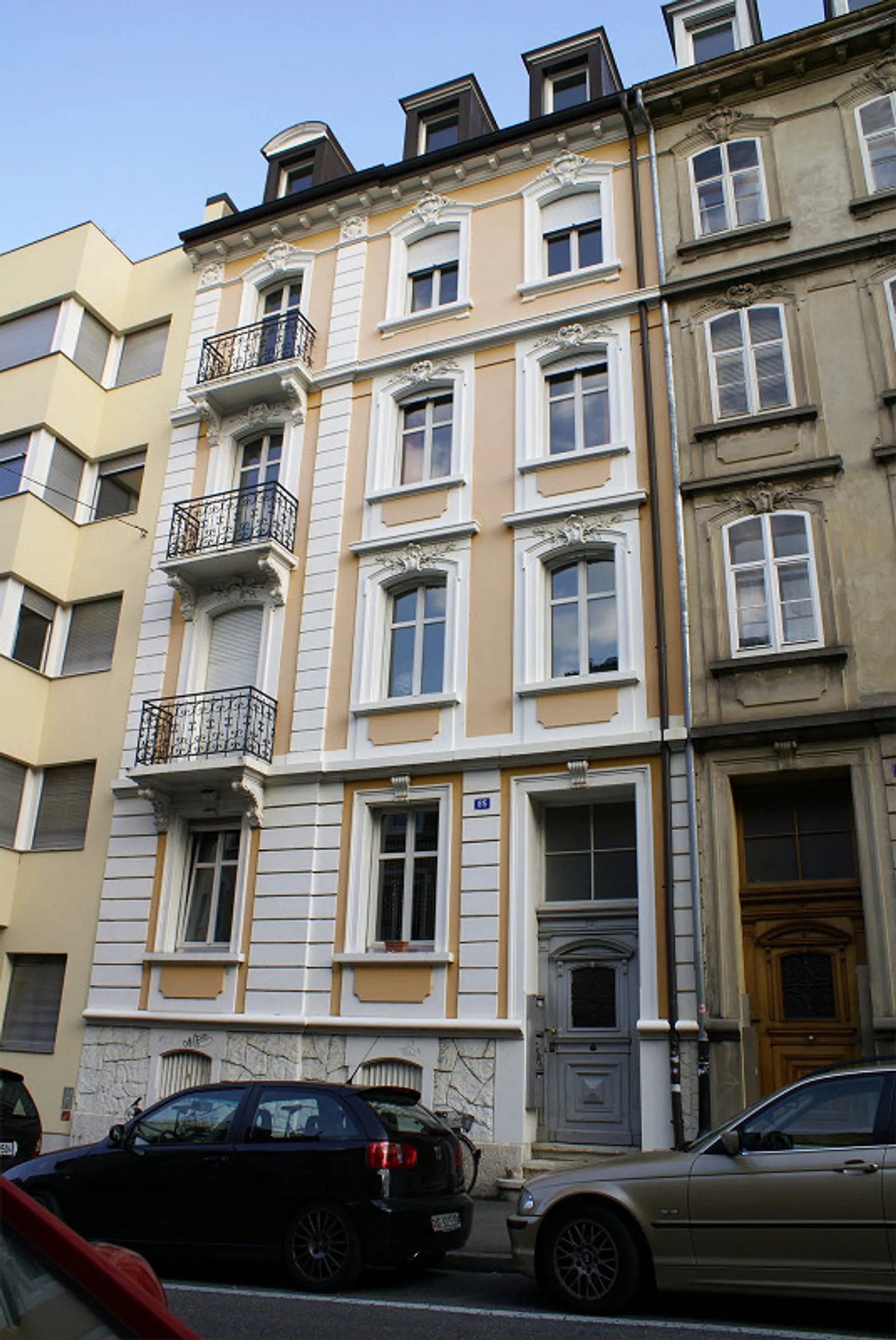 Penthouse spacieux et confortable dans un ancien bâtiment (70m²) dans le quartier de St. Johann - Photo 1 sur 5