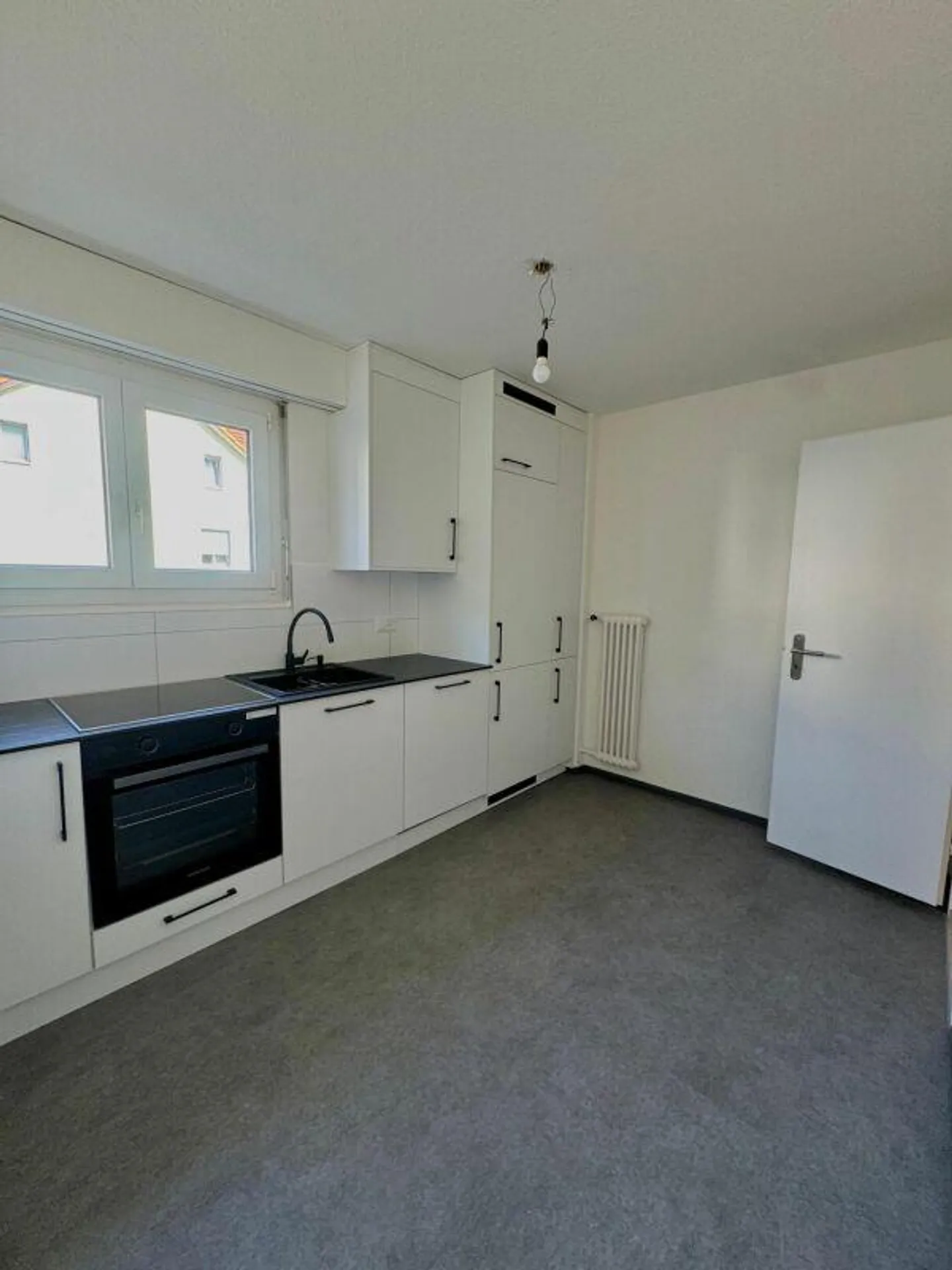 Bright and modern 3.5 room apartment for rent in the center - Photo 2 of 8