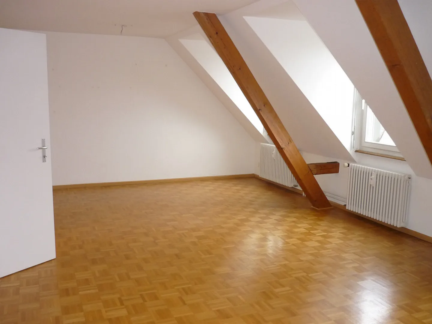 Penthouse spacieux et confortable dans un ancien bâtiment (70m²) dans le quartier de St. Johann - Photo 2 sur 5