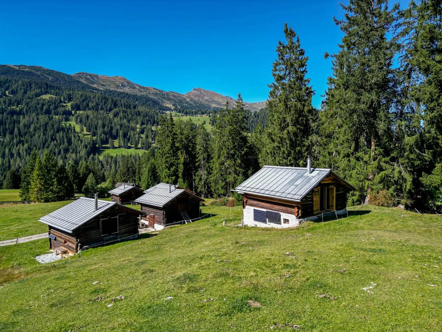 Charmantes Maiensäss mit Bergblick - Foto 2 von 7