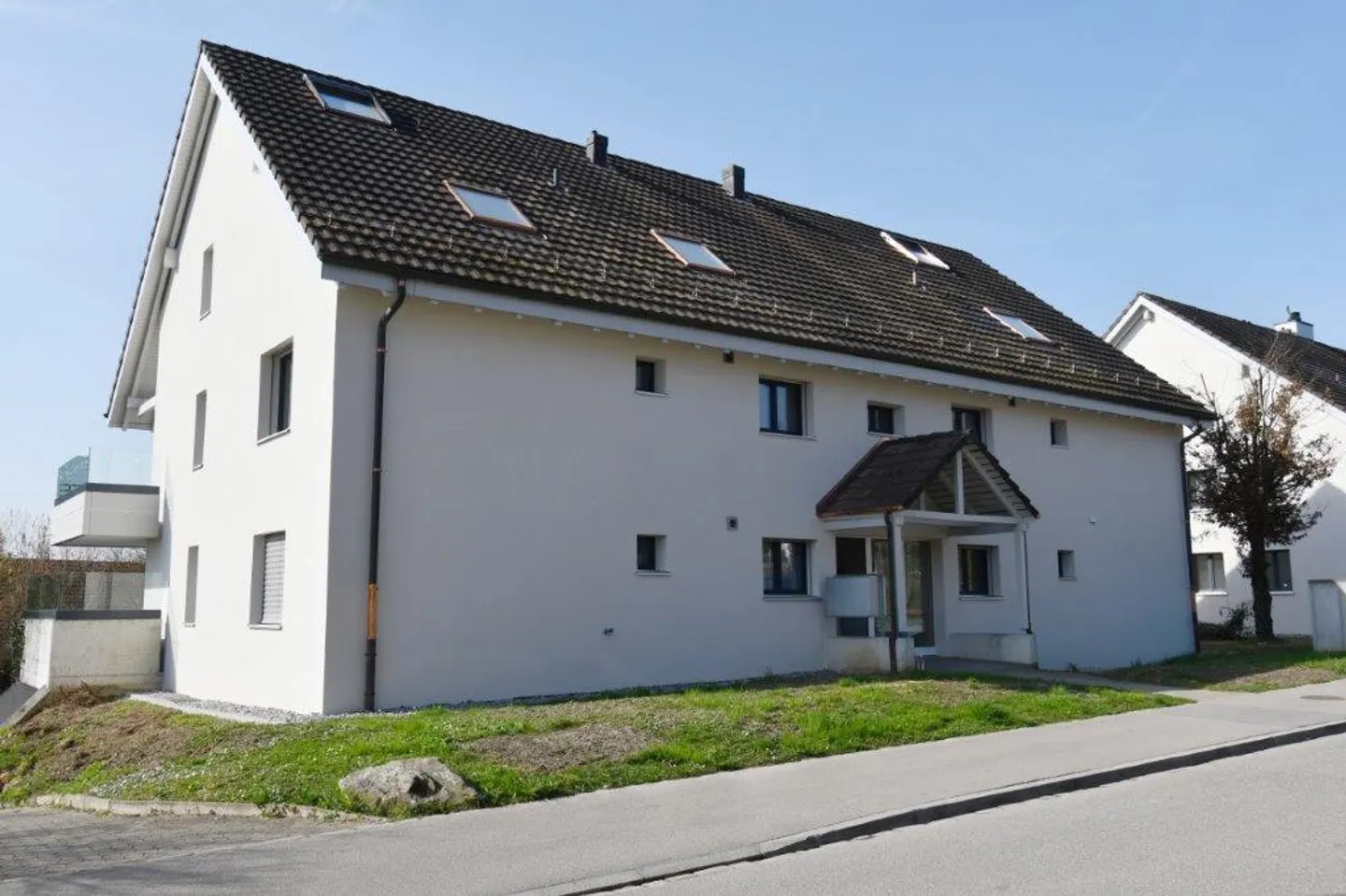 Appartamento duplex ristrutturato di 3,5 locali di alta qualità a Unterengst - Foto 2 di 15
