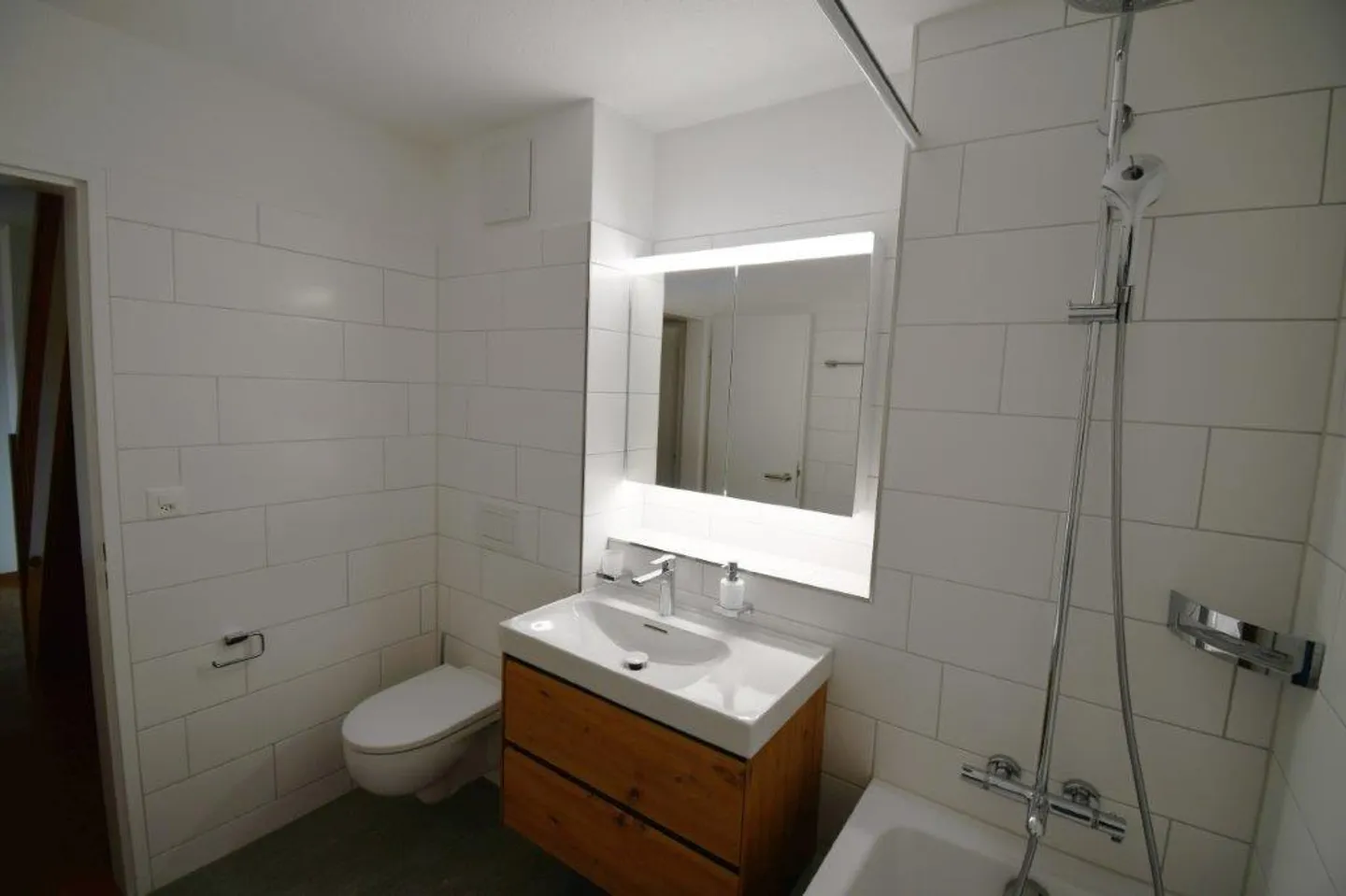 Appartamento duplex ristrutturato di 3,5 locali di alta qualità a Unterengst - Foto 11 di 15
