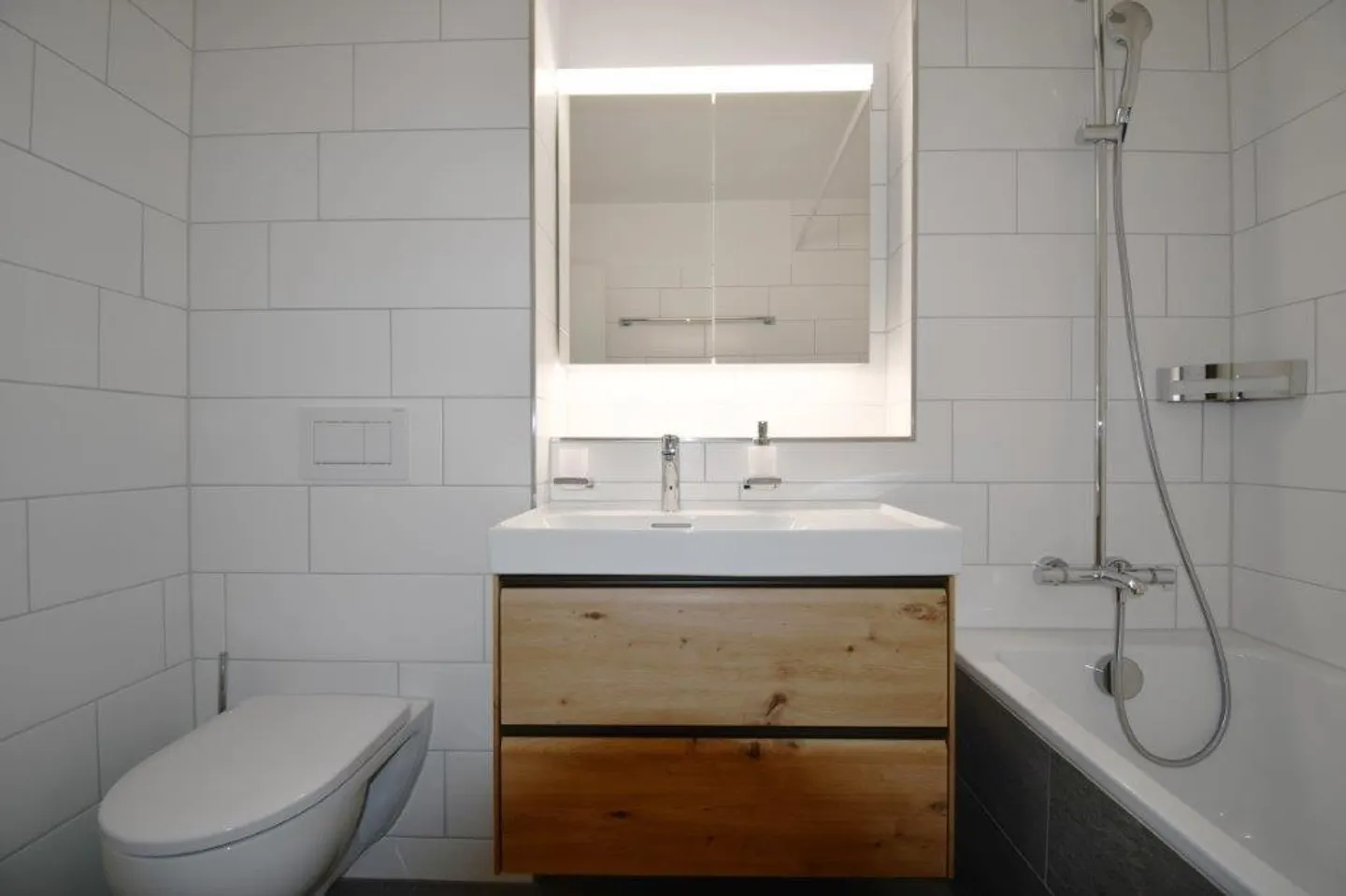 Appartamento duplex ristrutturato di 3,5 locali di alta qualità a Unterengst - Foto 12 di 15