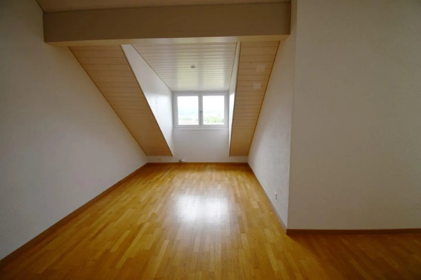 Appartamento duplex ristrutturato di 3,5 locali di alta qualità a Unterengst - Foto 13 di 15