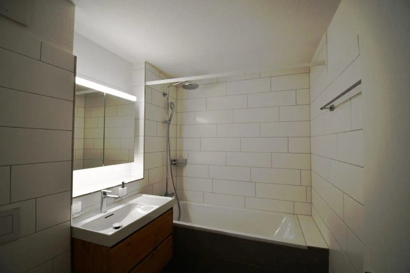Appartamento duplex ristrutturato di 3,5 locali di alta qualità a Unterengst - Foto 10 di 15