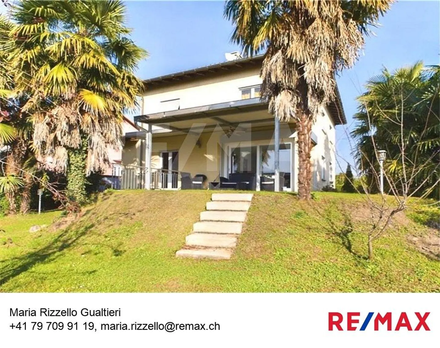 Villa con grande giardino, posti auto e garage - Foto 1 di 12