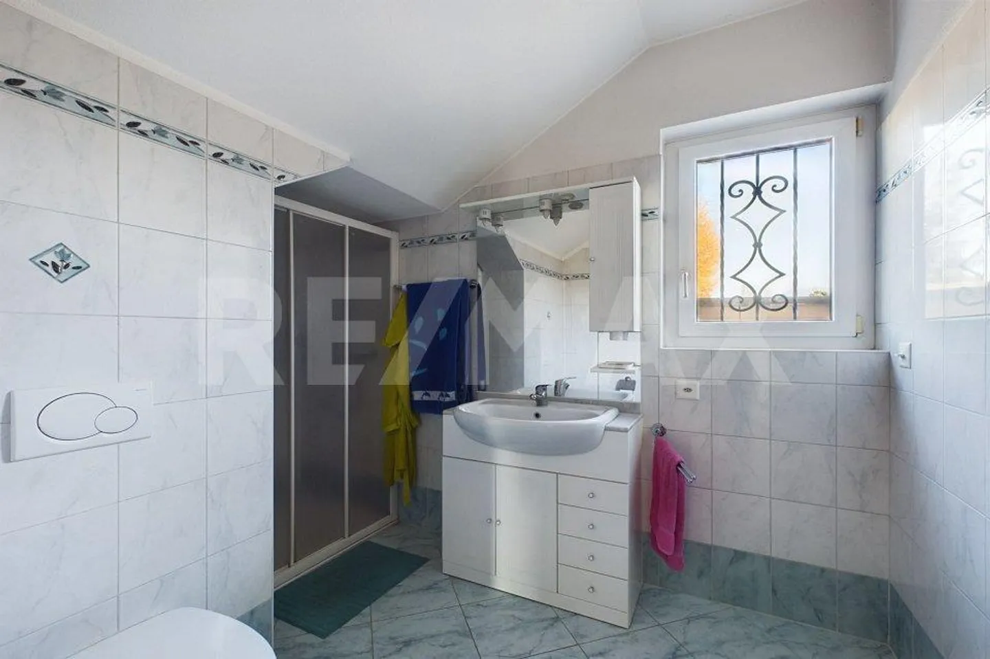 Villa con grande giardino, posti auto e garage - Foto 6 di 12