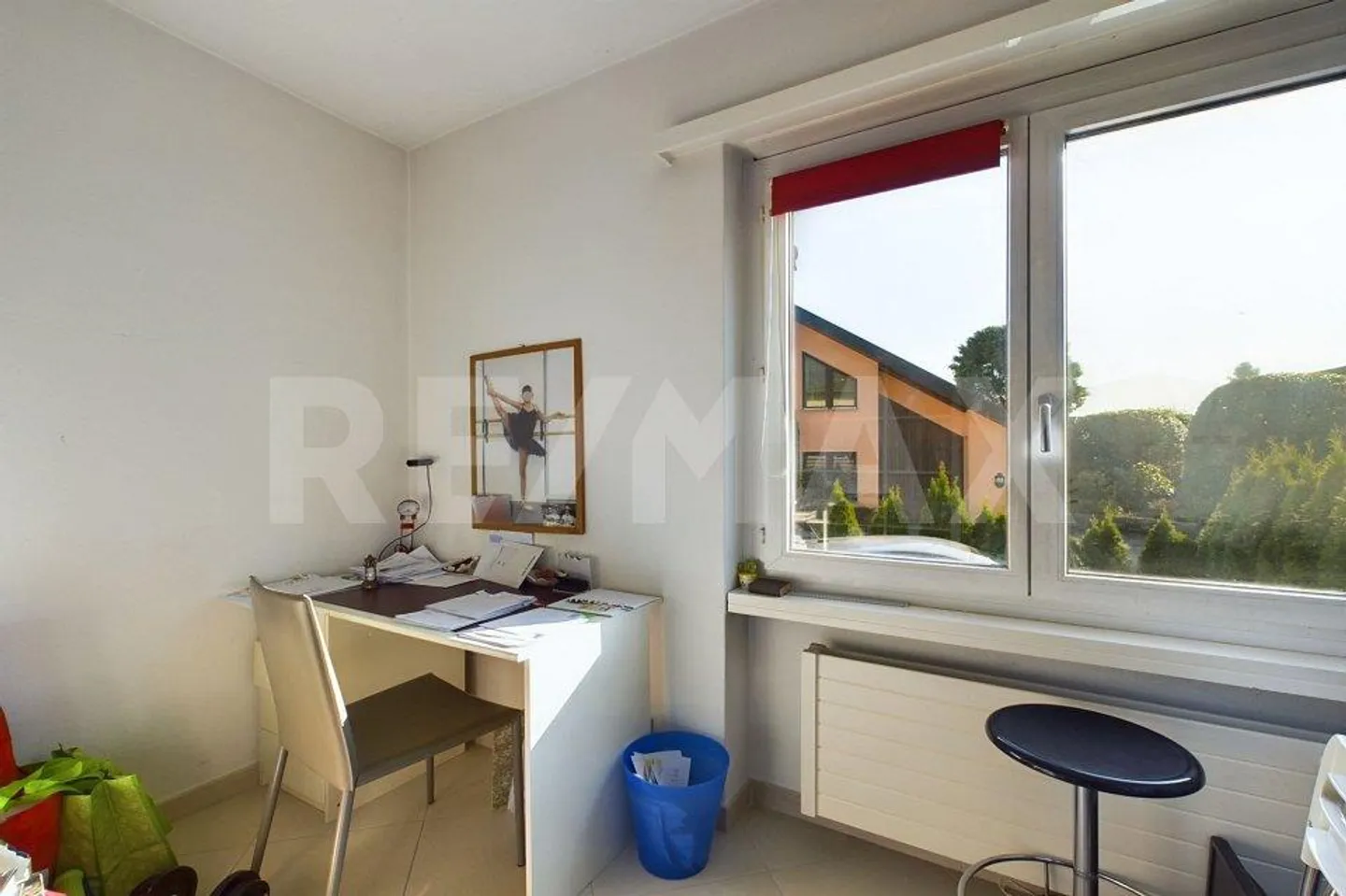 Villa con grande giardino, posti auto e garage - Foto 7 di 12