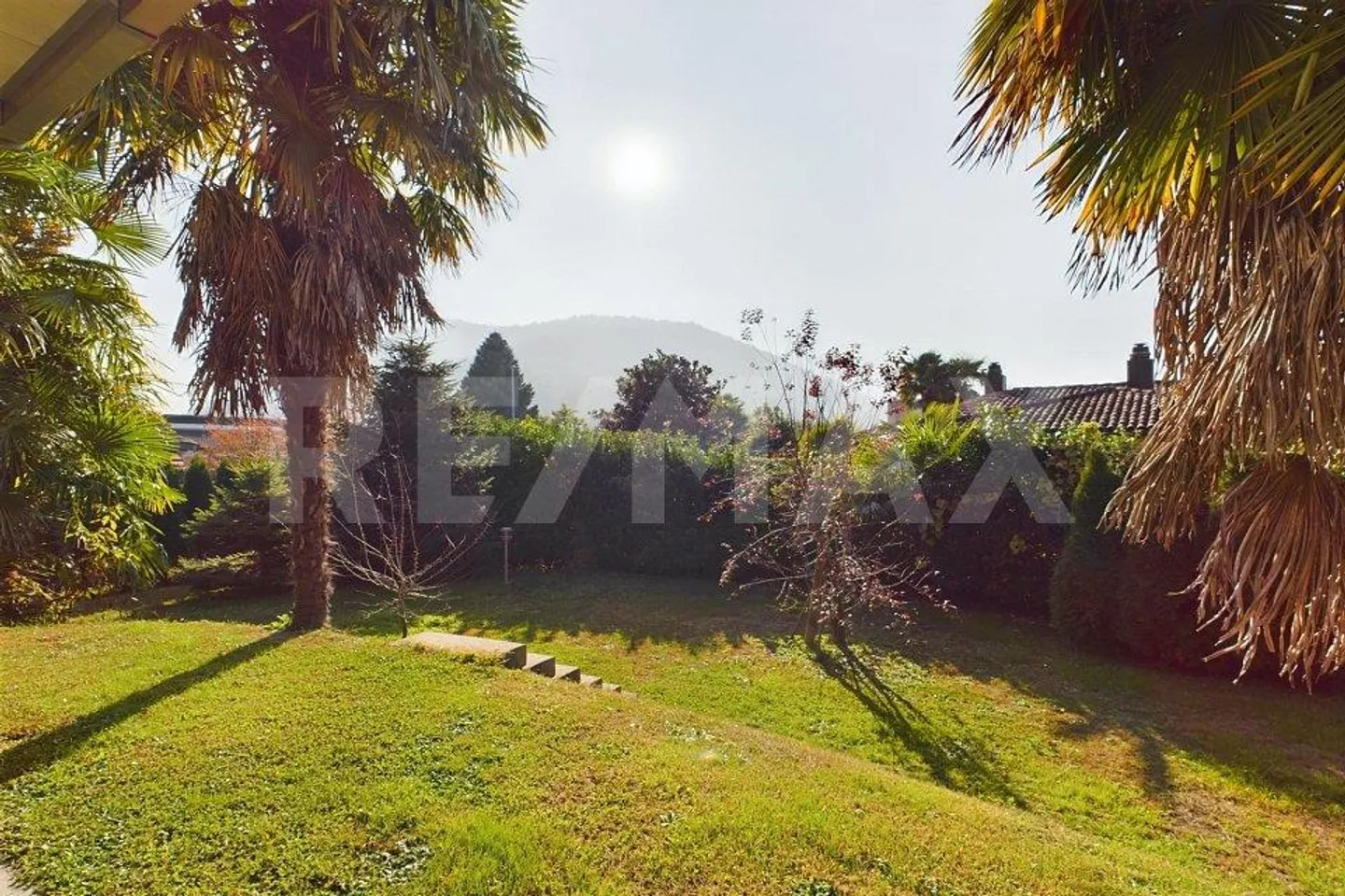 Villa con grande giardino, posti auto e garage - Foto 11 di 12