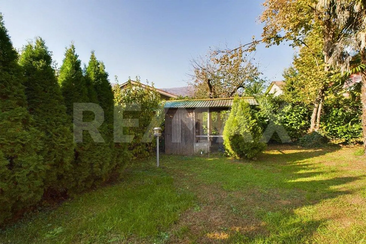 Villa con grande giardino, posti auto e garage - Foto 12 di 12