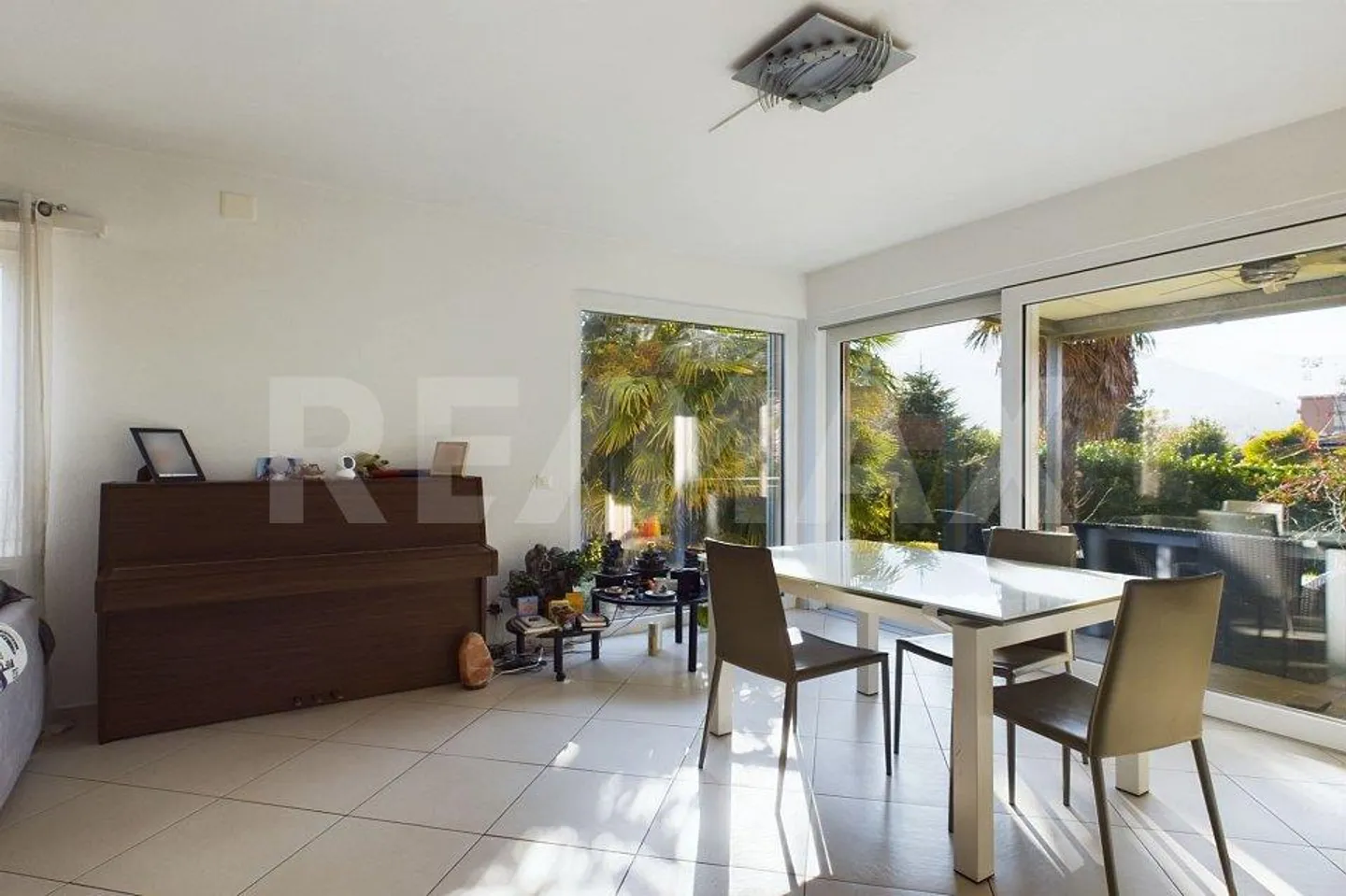 Villa con grande giardino, posti auto e garage - Foto 4 di 12