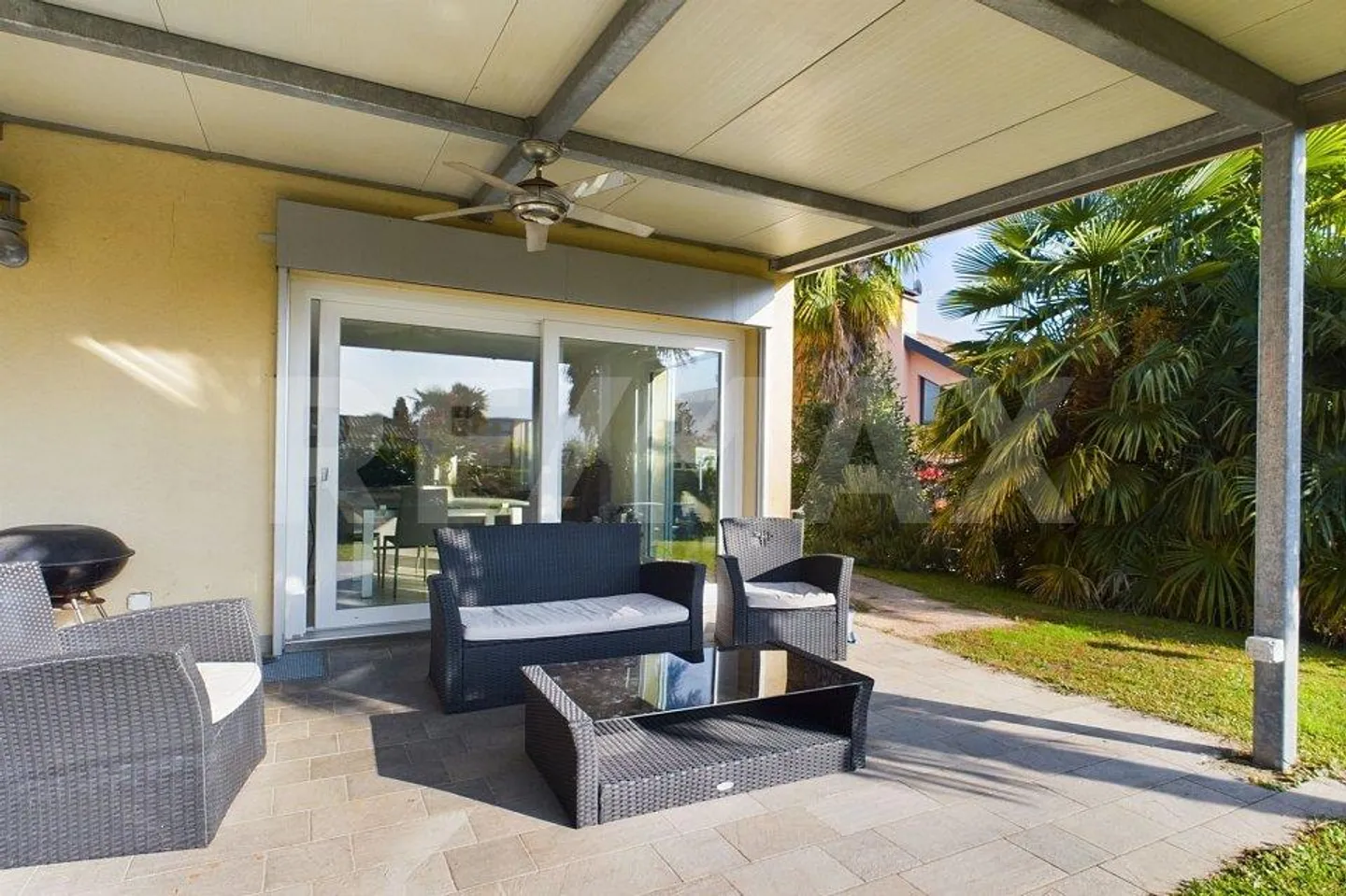 Villa con grande giardino, posti auto e garage - Foto 5 di 12