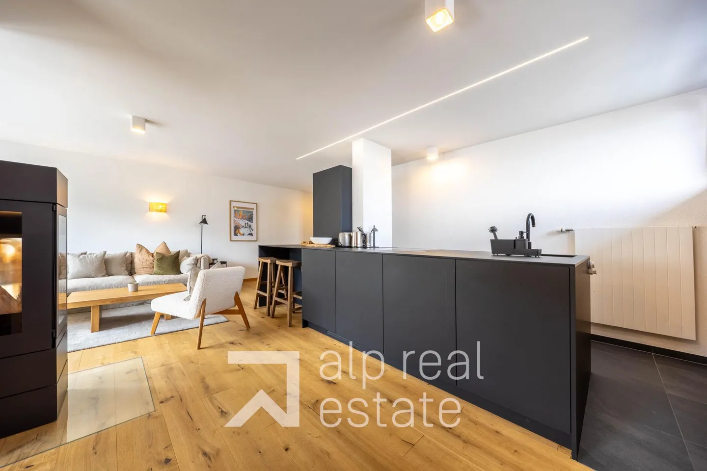 Magnificent renovated penthouse in the center of the resort - Photo 2 of 14