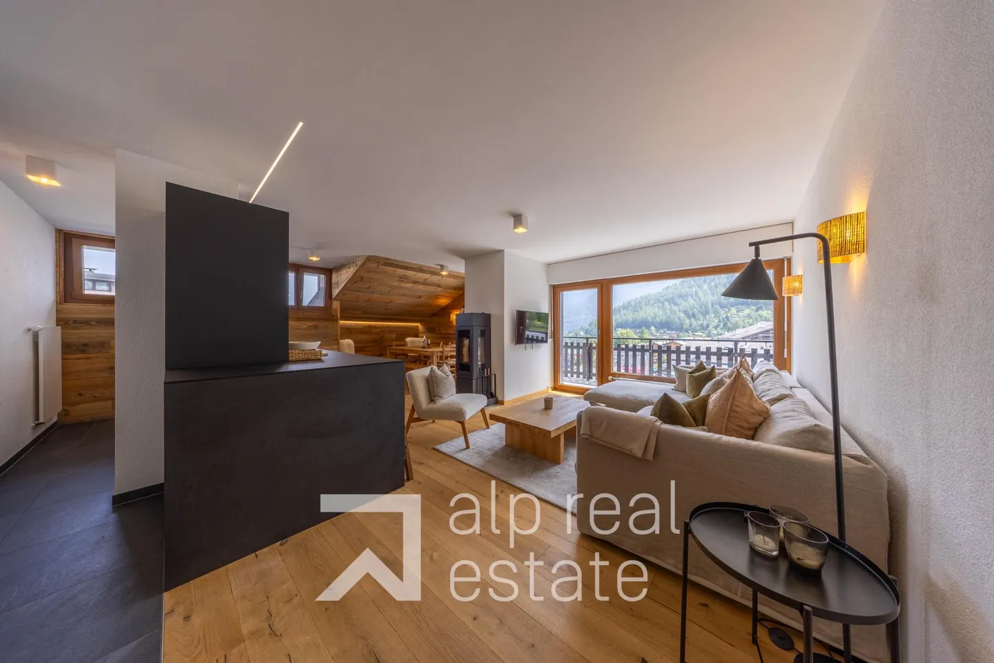 Magnificent renovated penthouse in the center of the resort - Photo 3 of 14