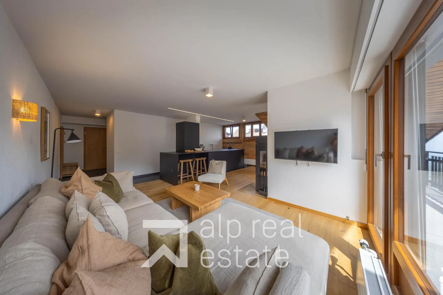 Magnificent renovated penthouse in the center of the resort - Photo 5 of 14