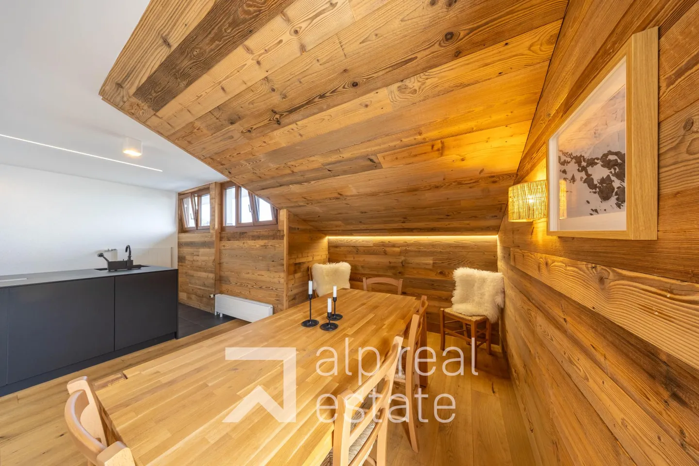Magnificent renovated penthouse in the center of the resort - Photo 4 of 14