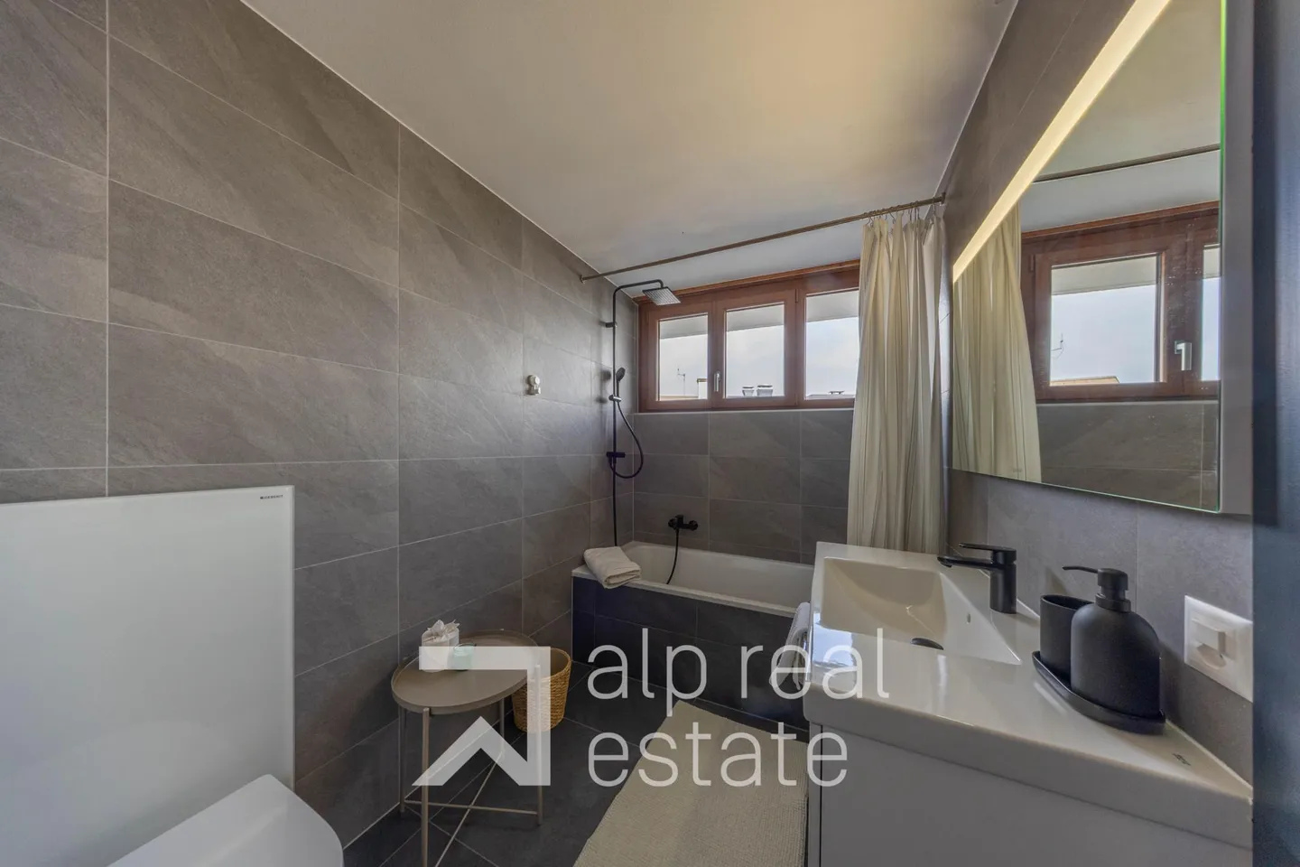 Magnificent renovated penthouse in the center of the resort - Photo 7 of 14