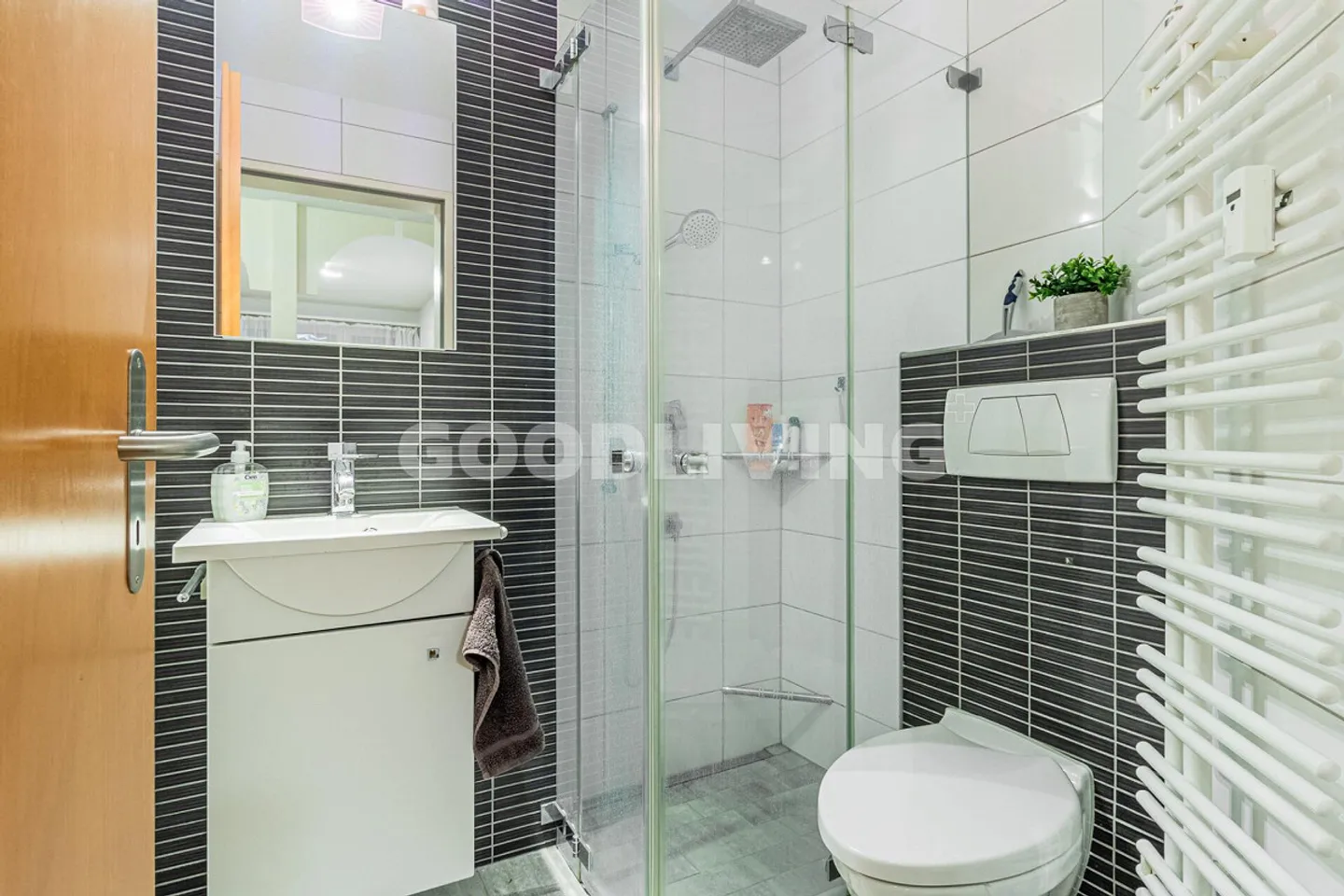 Cozy Living in the Green - Photo 4 of 5