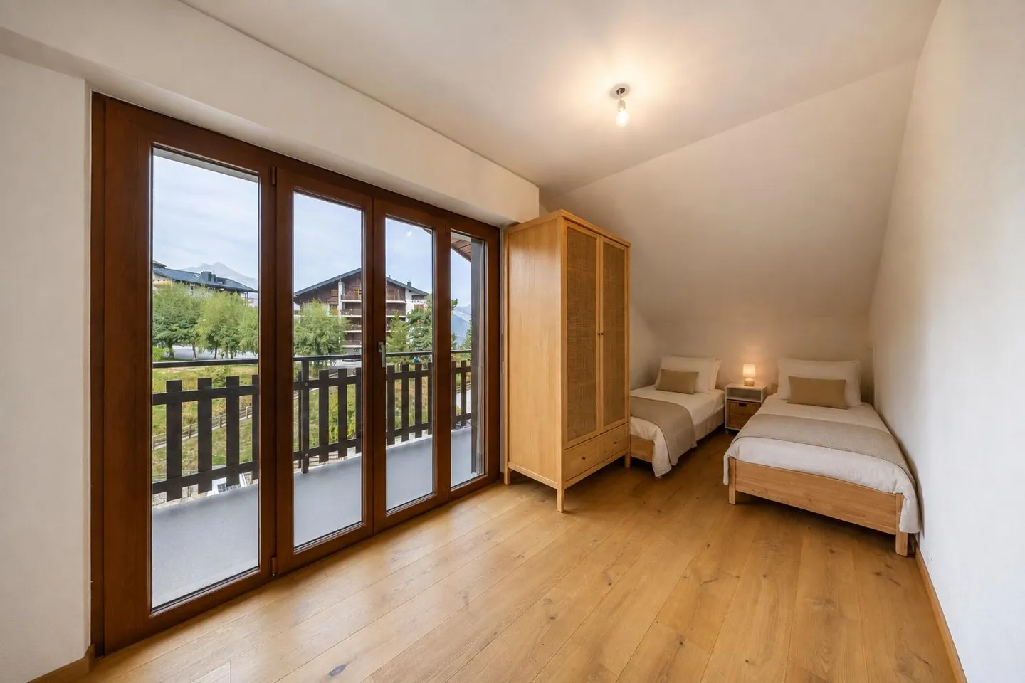 Magnificent renovated penthouse in the center of the resort - Photo 9 of 14