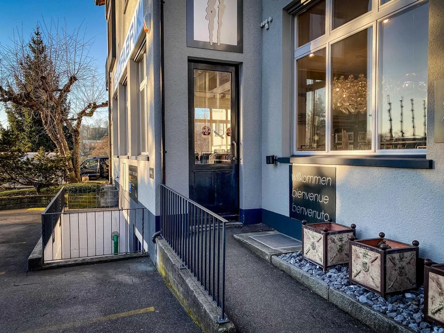 Versatile commercial space/workshop with showroom character for rent! - Photo 1 of 13