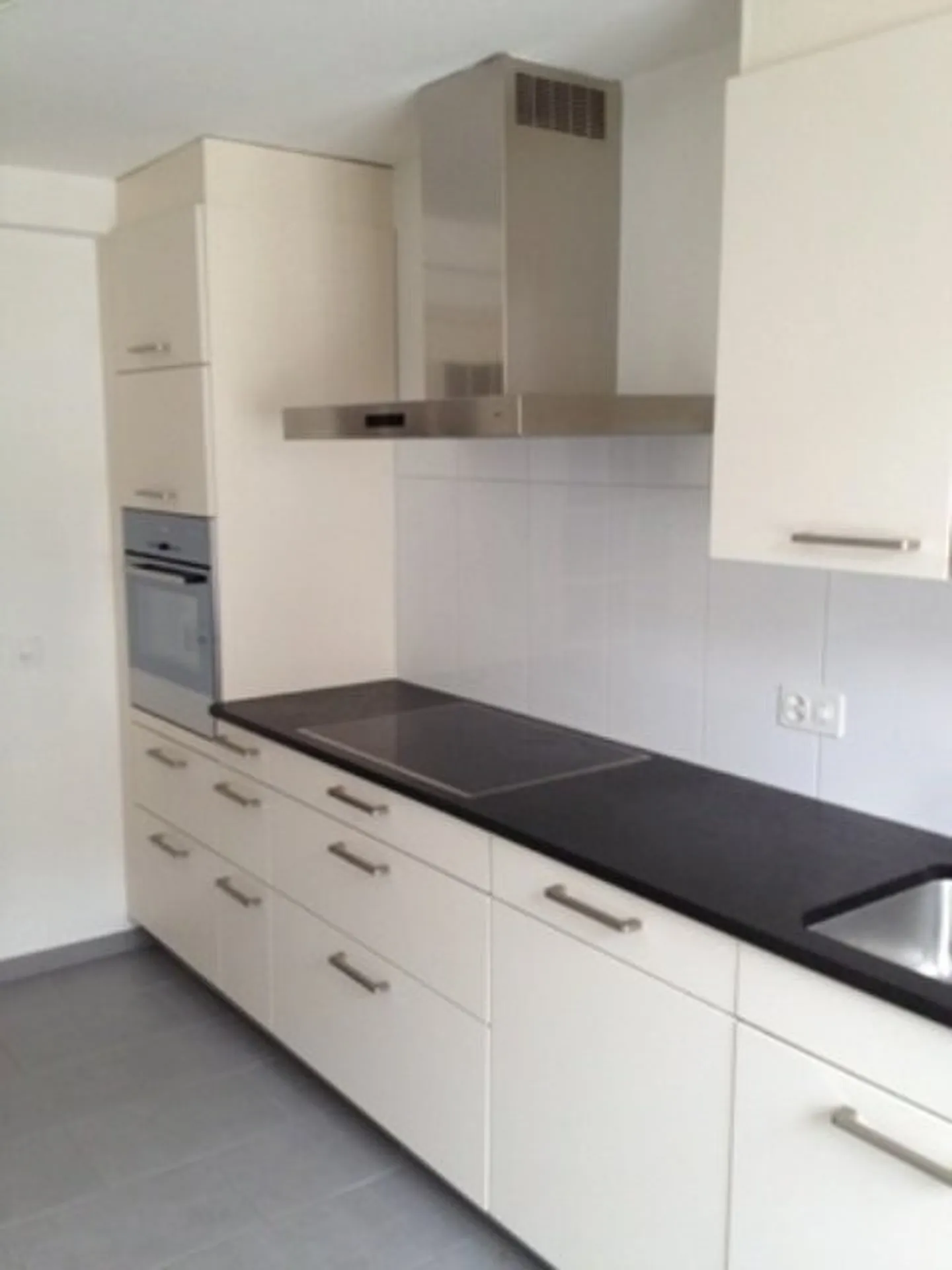 Ampio appartamento in un vecchio edificio nel cuore di St. Johann - Foto 4 di 9