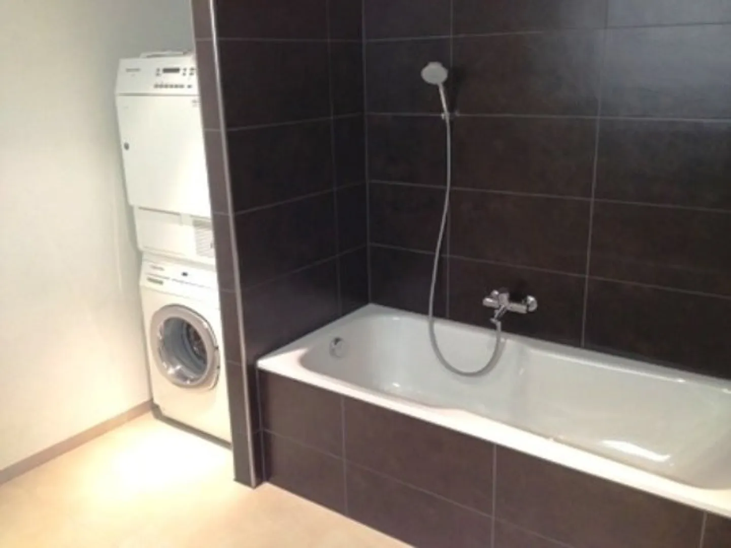 Ampio appartamento in un vecchio edificio nel cuore di St. Johann - Foto 6 di 9