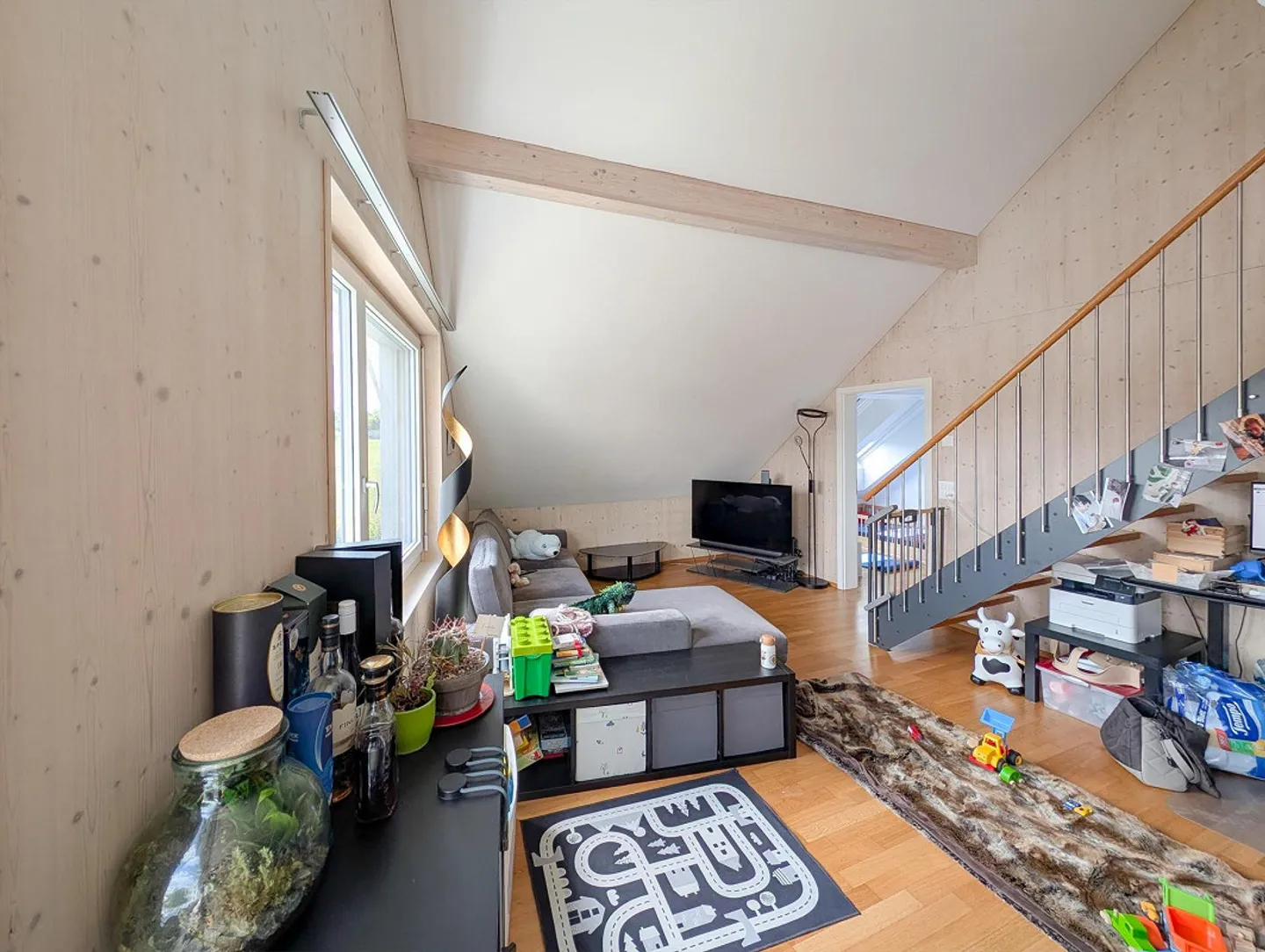 Well-maintained duplex penthouse with cozy loggia - Photo 4 of 9