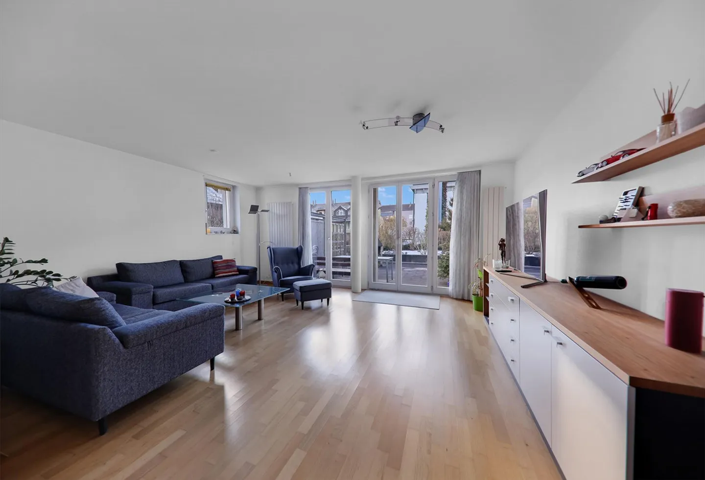 Plenty of Space for the Whole Family: 5 ½-Room Single-Family House in a Quiet Area - Photo 2 of 14