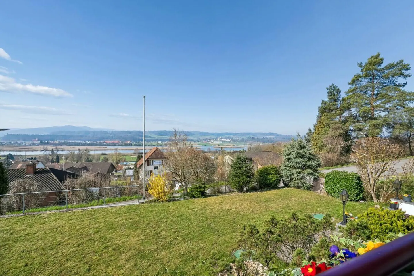 Grosszügiges Einfamilienhaus mit Einliegerwohnung und traumhaftem S... - Photo 3 sur 13