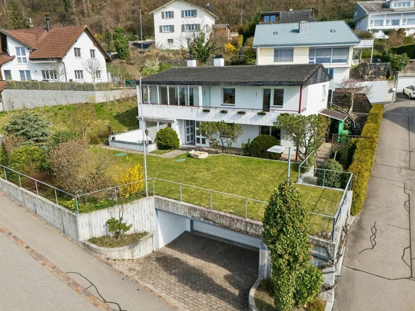 Grosszügiges Einfamilienhaus mit Einliegerwohnung und traumhaftem S... - Photo 1 sur 13