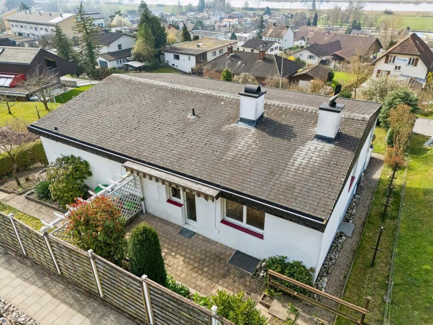 Grosszügiges Einfamilienhaus mit Einliegerwohnung und traumhaftem S... - Photo 2 sur 13