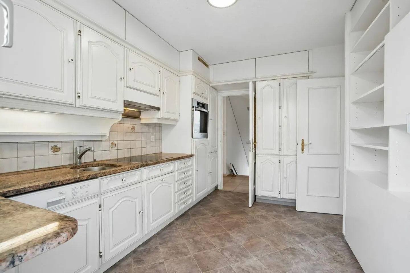 Grosszügiges Einfamilienhaus mit Einliegerwohnung und traumhaftem S... - Photo 5 sur 13