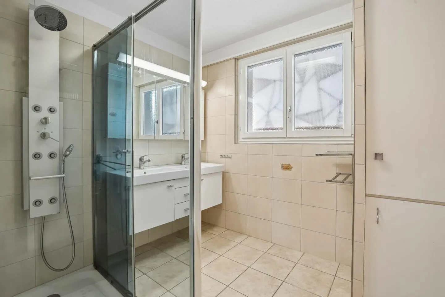 Grosszügiges Einfamilienhaus mit Einliegerwohnung und traumhaftem S... - Photo 9 sur 13