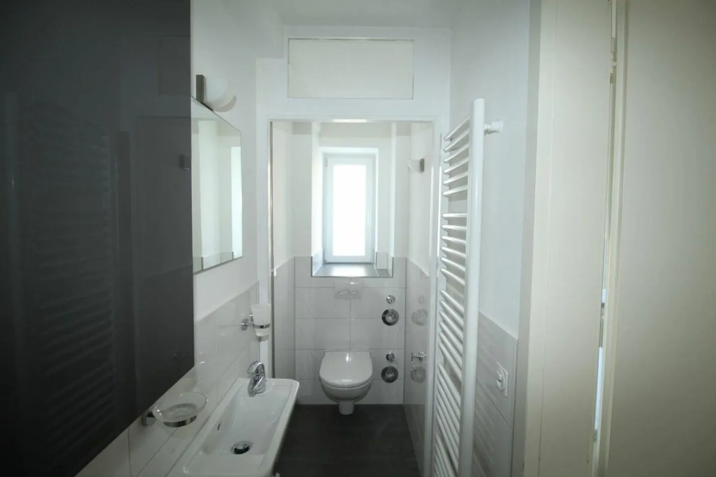 Charming small apartment, a few minutes walk from the train station - Photo 2 of 10