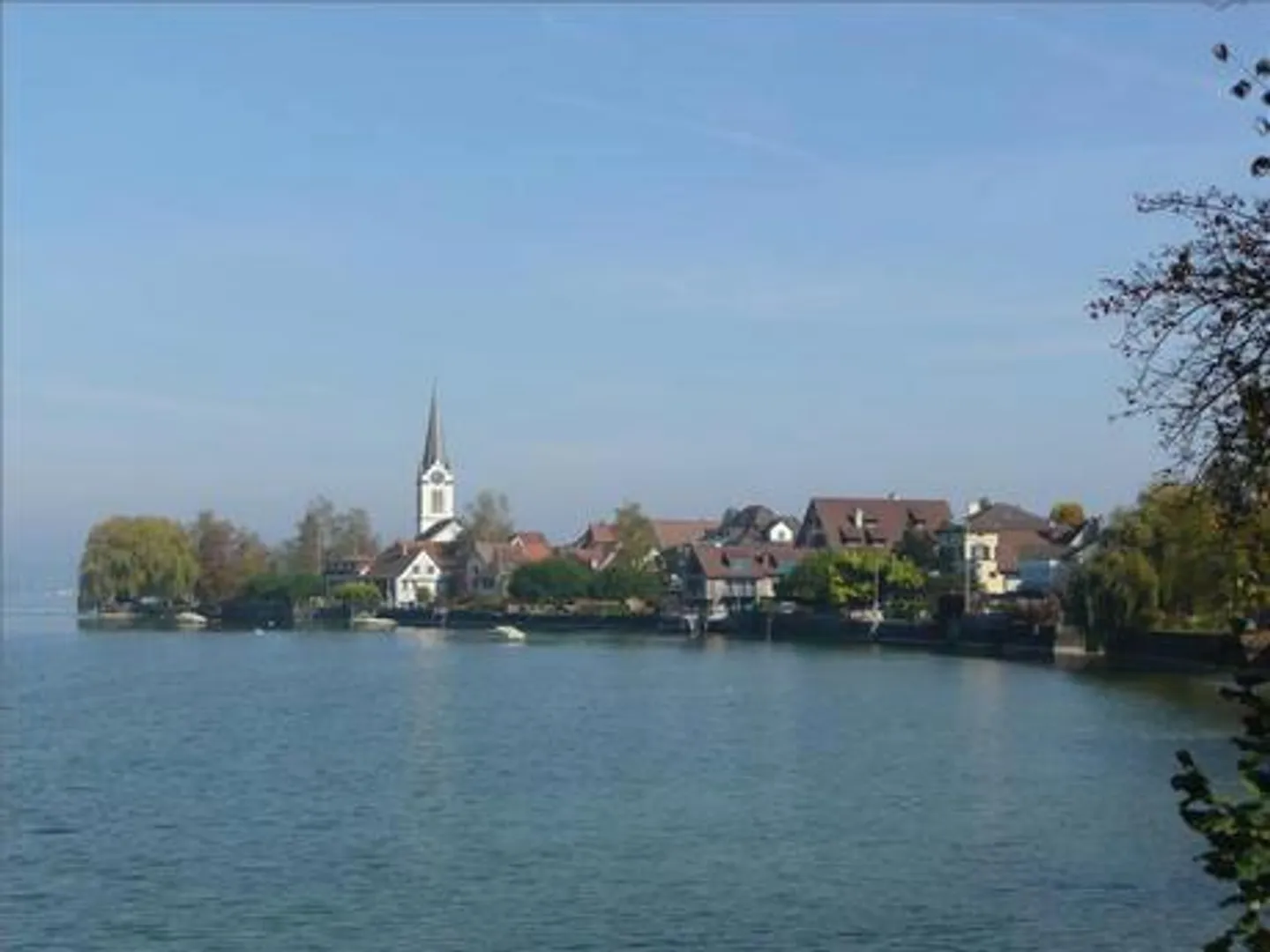 Living directly by the lake - Photo 2 of 8