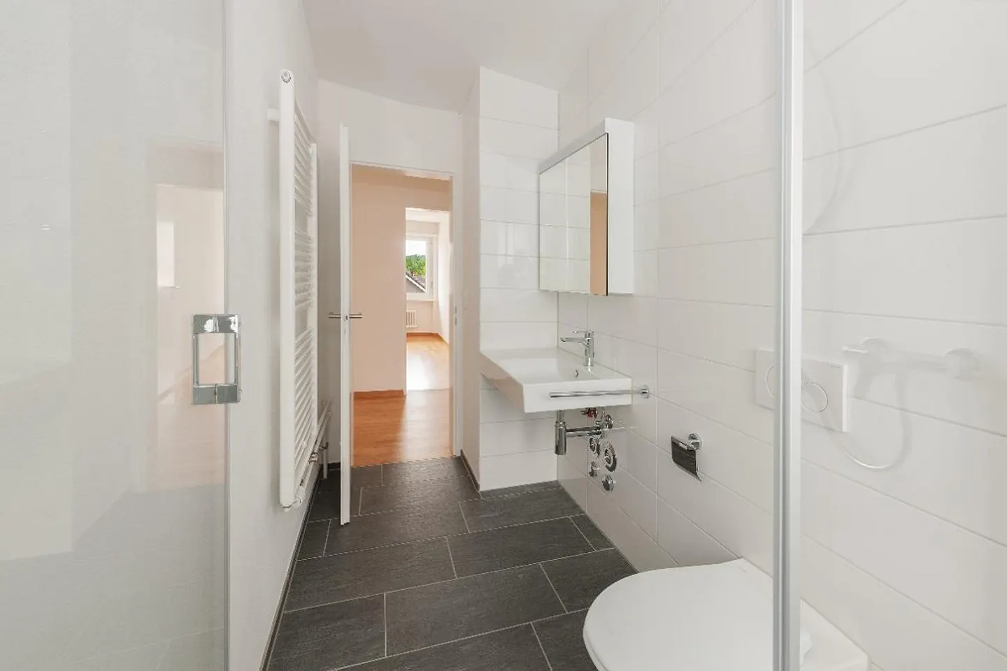 Bright 3-room apartment with balcony in Oberwinterthur - Photo 7 of 8