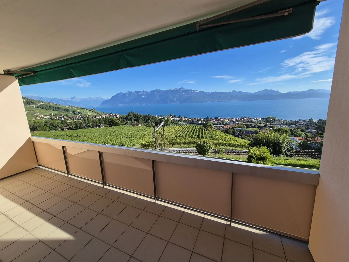 Studio with a breathtaking view of the lake and mountains - Photo 1 of 9