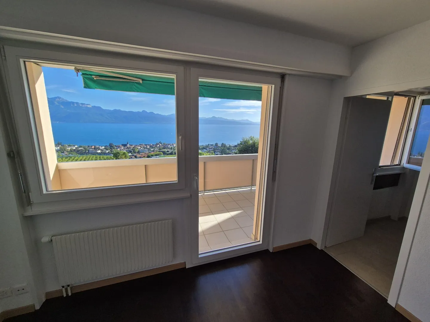 Studio with a breathtaking view of the lake and mountains - Photo 3 of 9