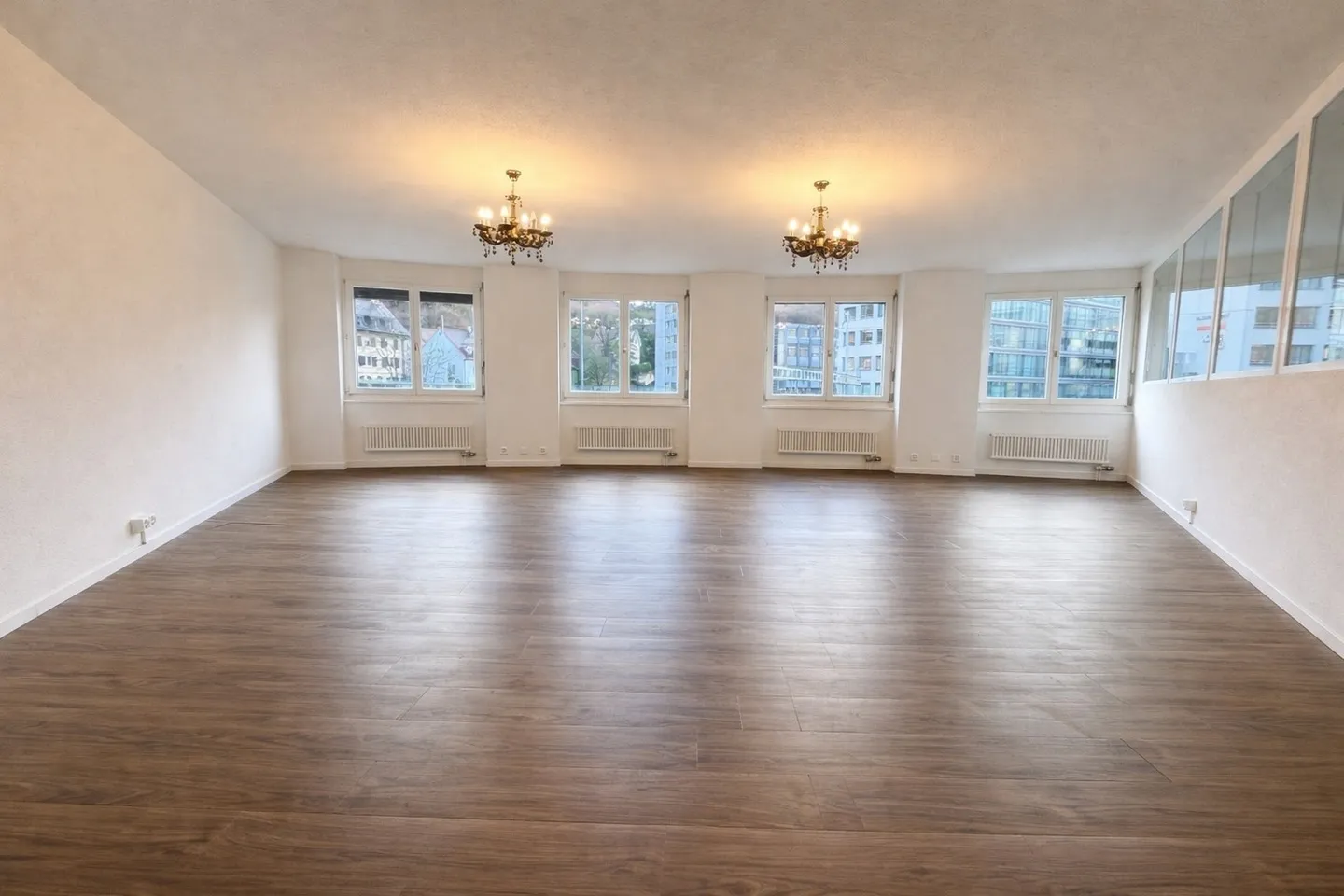 Spazio ufficio centrale situato accanto alla stazione ferroviaria di Baden - Foto 2 di 8