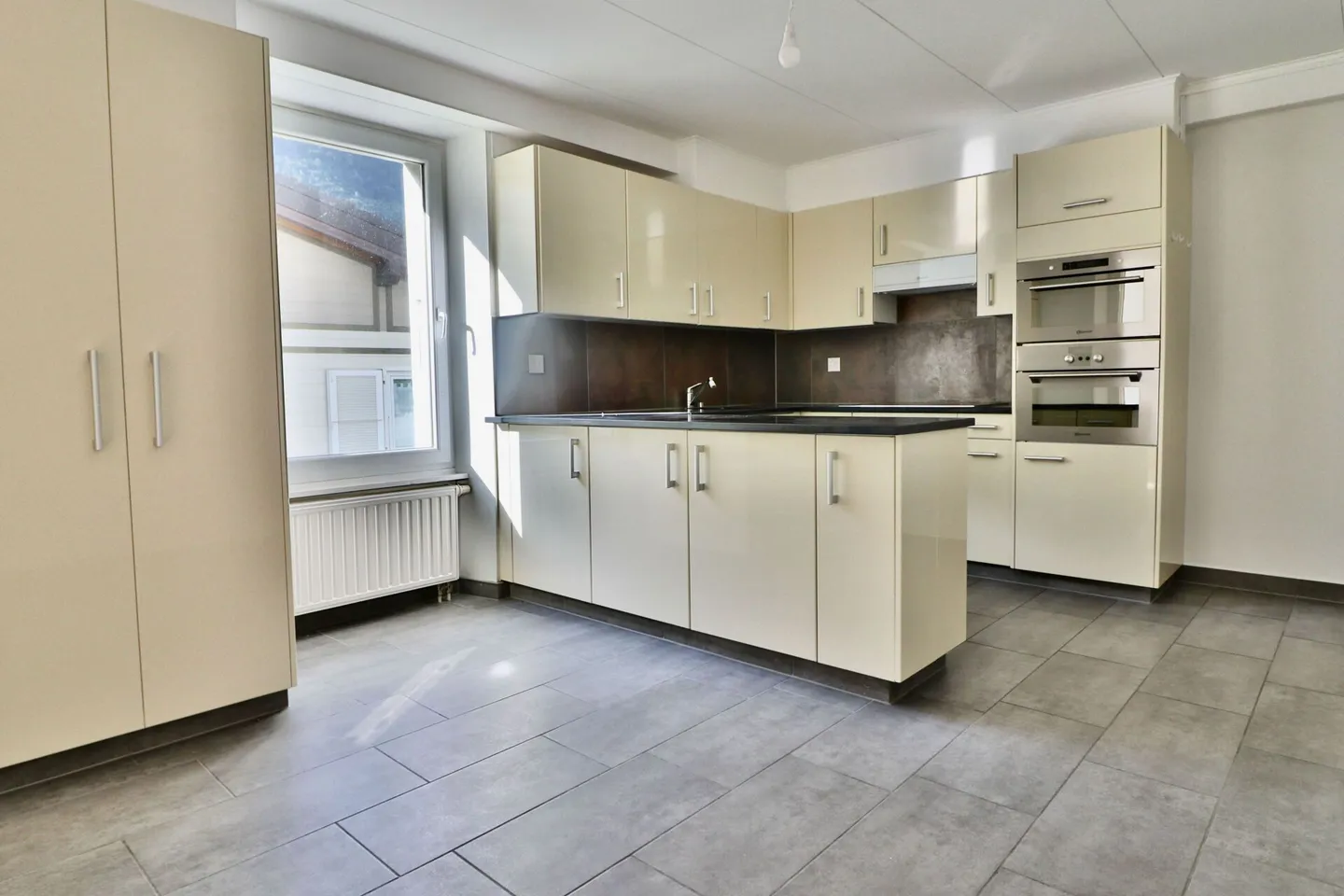 Charrat - Appartement 3.5 pièces rénové dans petite PPE - Photo 2 sur 13